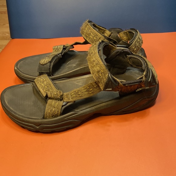 Men’s Teva sandals SZ 10 - Picture 2 of 6